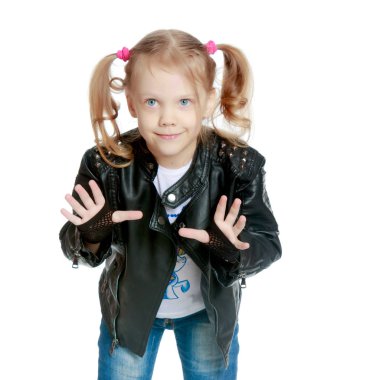 Küçük kız gesticulating.