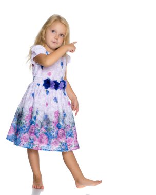 Küçük kız parmağıyla işaret ediyor