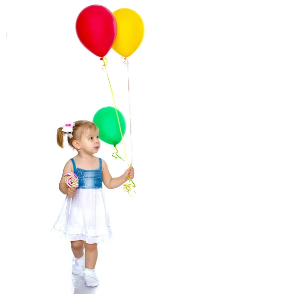 Маленькая девочка играет с воздушным шаром — стоковое фото