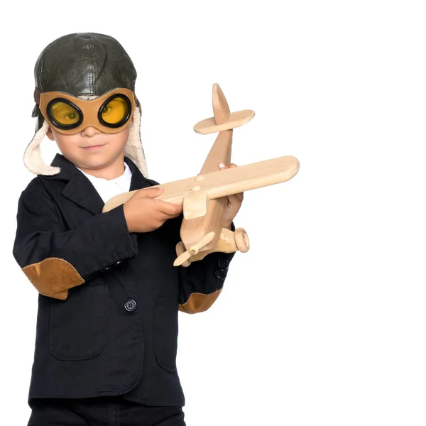 Mały chłopiec z drewniany samolot. — Zdjęcie stockowe