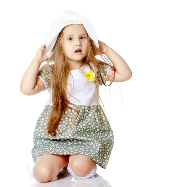 La niña está sentada en el suelo.. — Foto de Stock