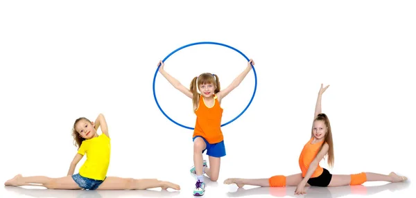 Un grupo de chicas gimnastas realizan ejercicios . — Foto de Stock