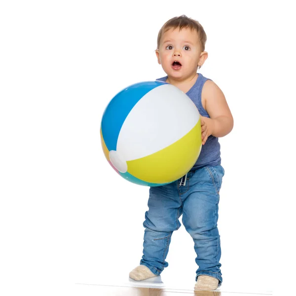 Um menino está brincando com uma bola . — Fotografia de Stock