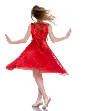 Elbise giymiş küçük bir kız dönüyor..