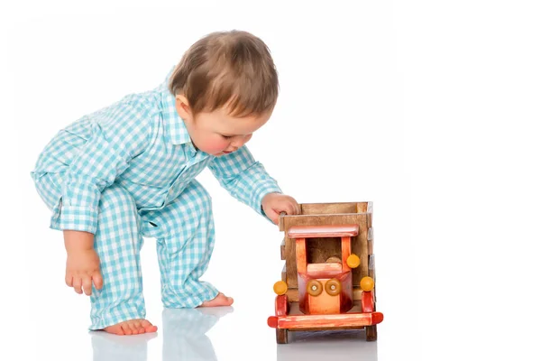一个小男孩在玩一辆玩具车. — 图库照片