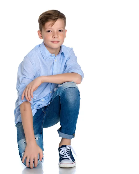 Fashionabla pojke tonåring sitter på golvet. — Stockfoto