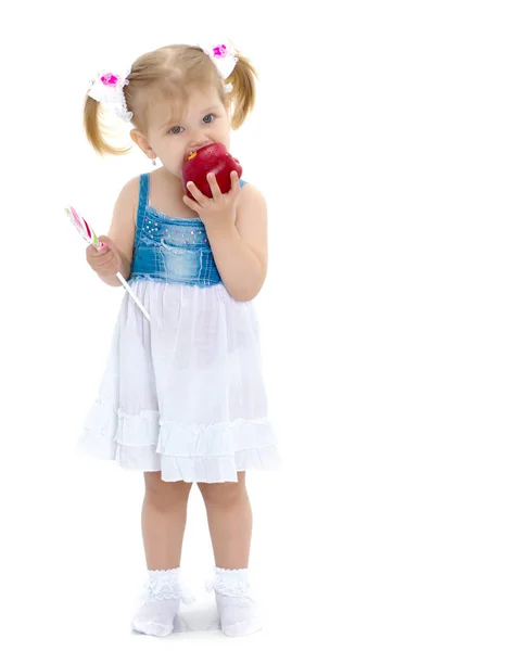 Apple'nın küçük kızla — Stok fotoğraf