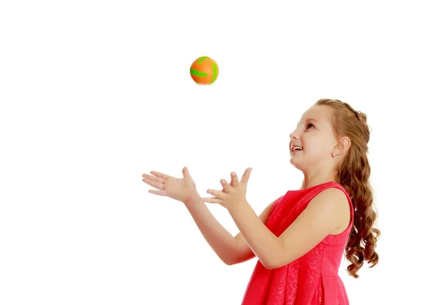 La bambina lancia la palla verso l'alto — Foto Stock