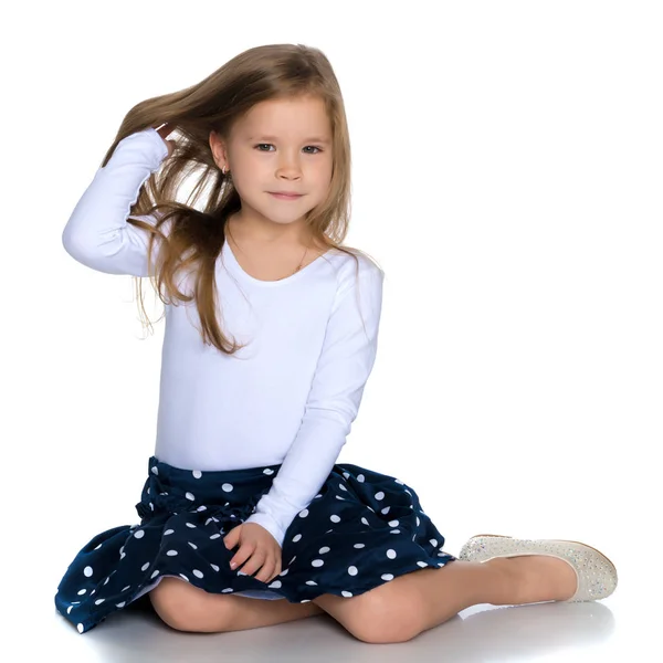 Uma menina corrige o cabelo . — Fotografia de Stock