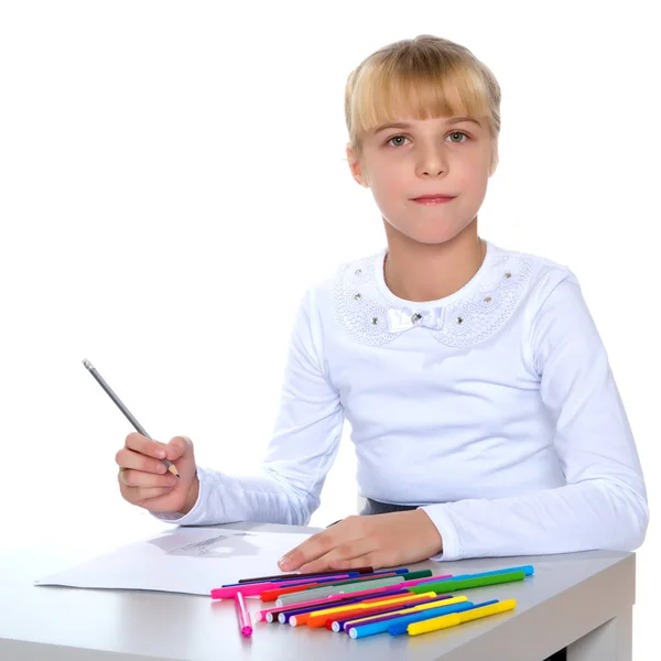 Une petite fille dessine à la table . — Photo