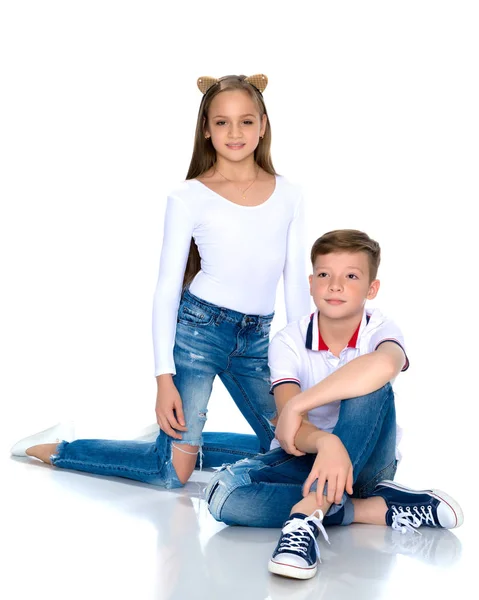 Dospívající bratr a sestra. — Stock fotografie
