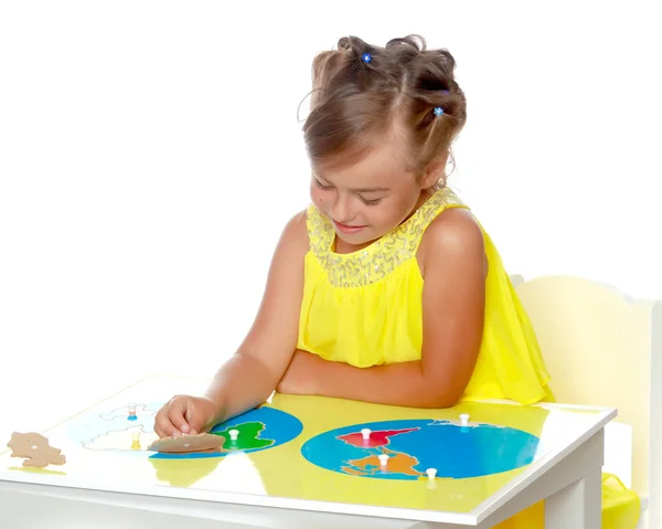 Una niña está estudiando cosas de Montessori.. —  Fotos de Stock