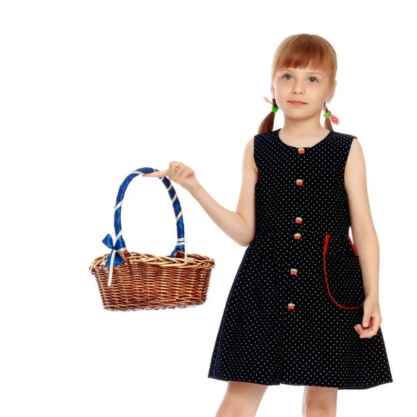 Little girl with a wicker basket — Stock Photo, Image