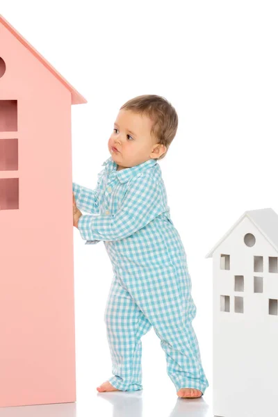 Un petit garçon joue dans une maison en carton. — Photo