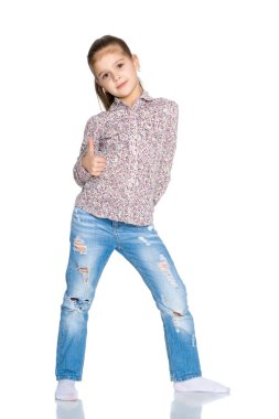 Küçük kız başparmağını kaldırıyor