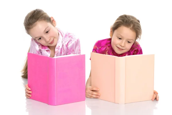 Дівчата-сестри читають книгу . — стокове фото
