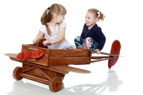 Dos hermanas jugando en un avión de madera —  Fotos de Stock