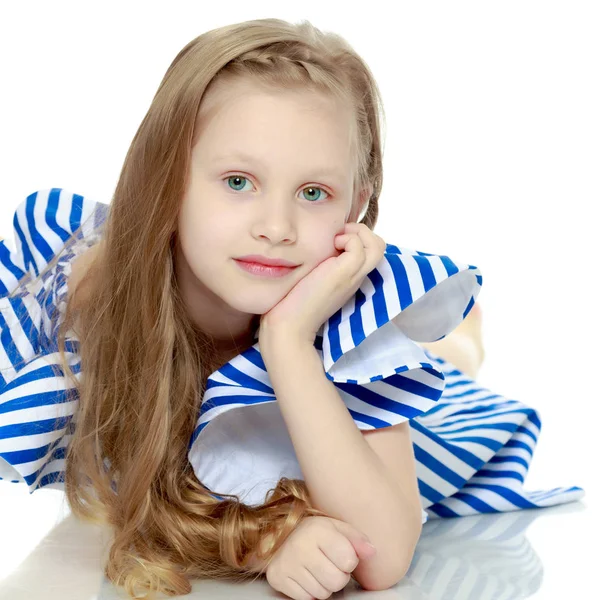 Adorabile bambina bionda in brevissimo abito estivo a righe. Sh — Foto Stock