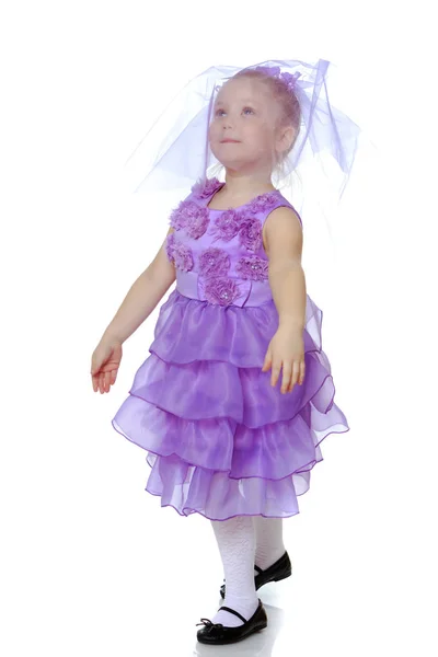 穿着紫色衣服的小女孩. — 图库照片