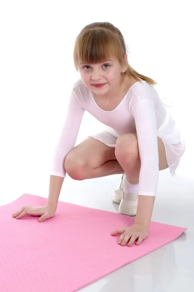 Ein kleines Mädchen macht Turnübungen. — Stockfoto