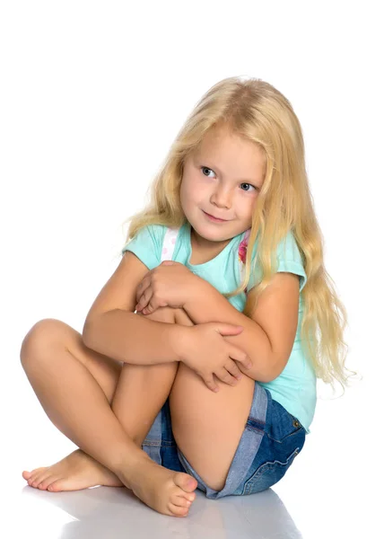 La niña está sentada en el suelo.. — Foto de Stock