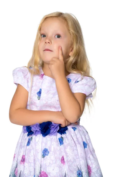 Het kleine meisje denkt. — Stockfoto