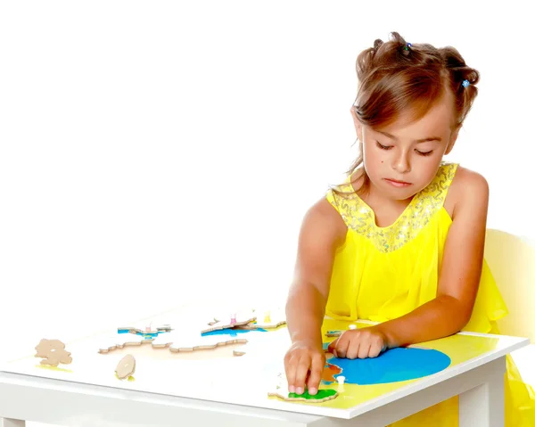 Uma menina está estudando coisas Montessori. — Fotografia de Stock