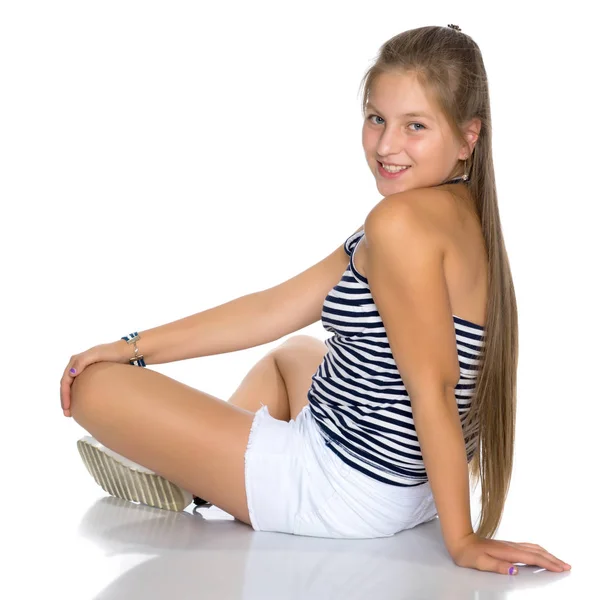 Una adolescente está sentada en el suelo . —  Fotos de Stock