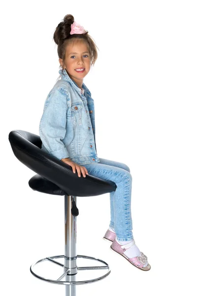 Malá holčička na otočná židle — Stock fotografie