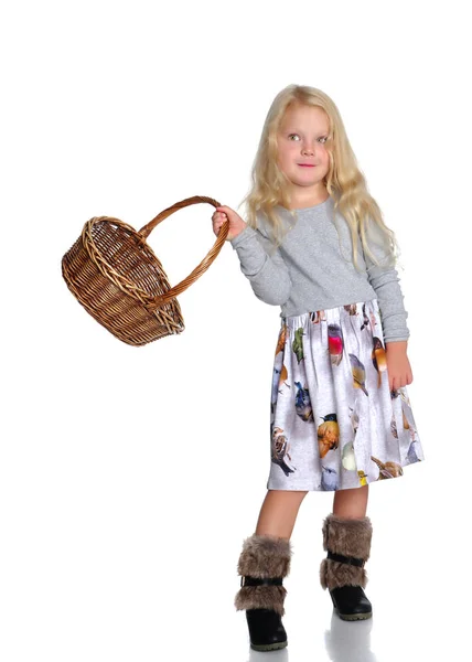 Petite fille avec un panier en osier — Photo