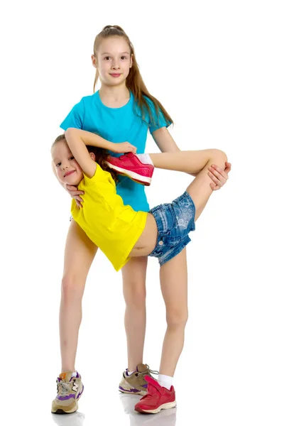 Chicas gimnastas de calentamiento . — Foto de Stock