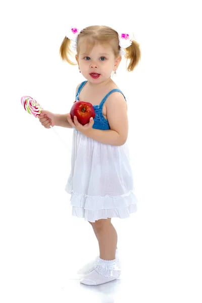 Apple'nın küçük kızla — Stok fotoğraf