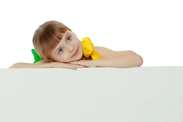 Meninas olha por causa do obstáculo branco . — Fotografia de Stock