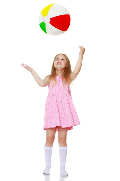 Маленька дівчинка грає з м'ячем — стокове фото