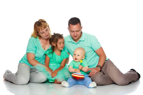 Šťastná rodina s malými dětmi — Stock fotografie
