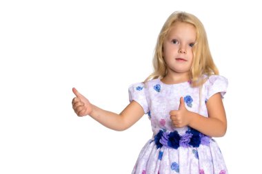 Küçük kız parmağıyla işaret ediyor