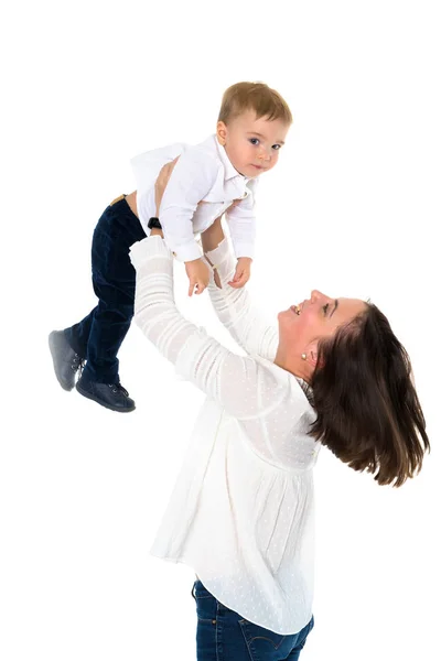 Mutter wirft ihren Sohn nach oben. — Stockfoto