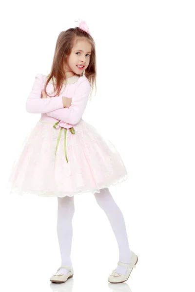 Elegantes kleines Mädchen in einem rosa Kleid. — Stockfoto