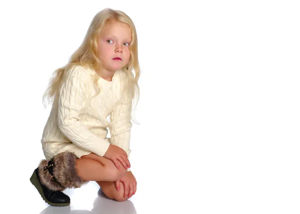 La bambina è seduta sul pavimento. — Foto Stock