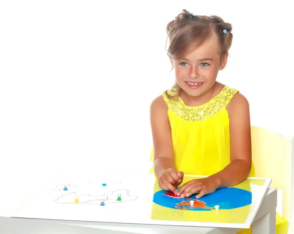 Uma menina está estudando coisas Montessori. — Fotografia de Stock