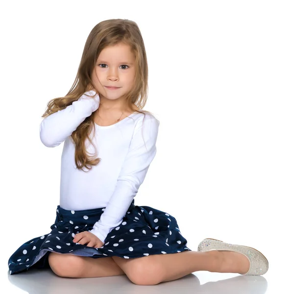 Uma menina corrige o cabelo . — Fotografia de Stock