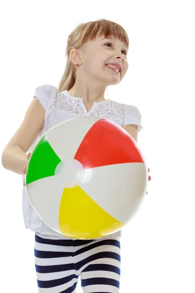 Niña está jugando con una pelota —  Fotos de Stock