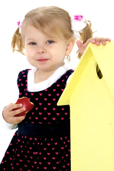 Kleines Mädchen spielt mit Holzhäusern. — Stockfoto