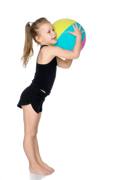 La bambina sta prendendo la palla . — Foto Stock
