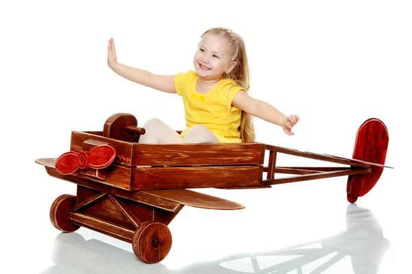 Chica está montando un avión de juguete . —  Fotos de Stock