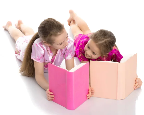 Schwester liest ein Buch. — Stockfoto