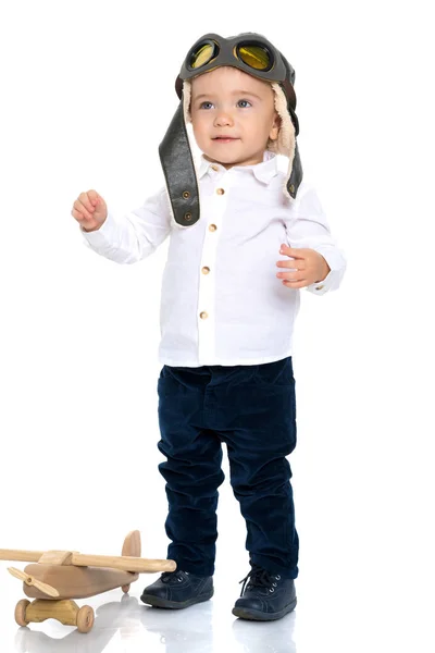 Маленький хлопчик з дерев'яним літаком . — стокове фото