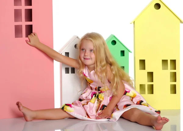 Bambina sta giocando con le case di legno . — Foto Stock