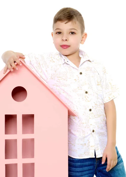 Ein kleiner Junge spielt mit bunten Häusern. — Stockfoto