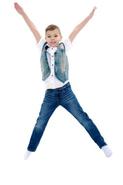 Küçük çocuk zıplıyor